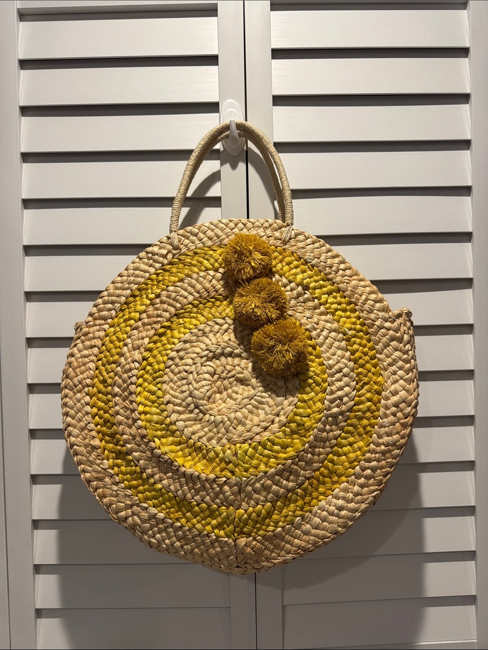 Stylish Straw Round Tote Bag with Yellow Pom-Poms